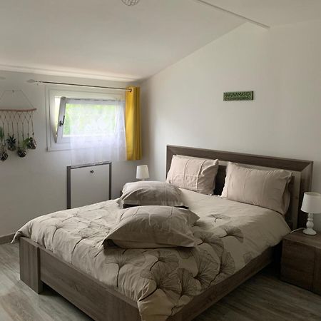Chez Fifi&Stella Hotel Neufmoutiers-en-Brie Kültér fotó